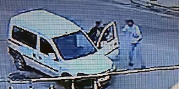 Adana’da Önünü Kestiği Aracı Gasbeden Şüpheli Kaza Yapınca Yakalandı